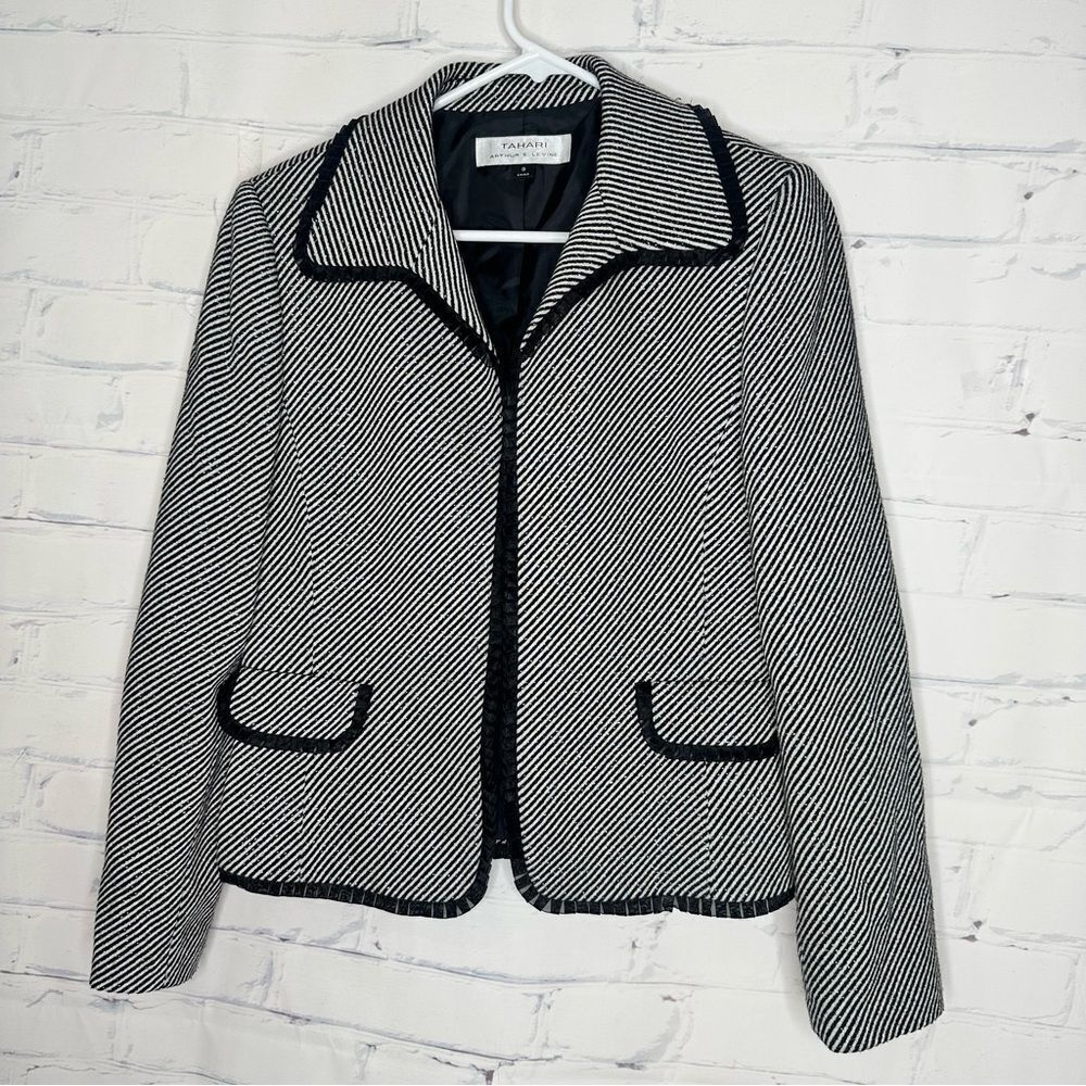 Tahari black & white size 8 blazer
